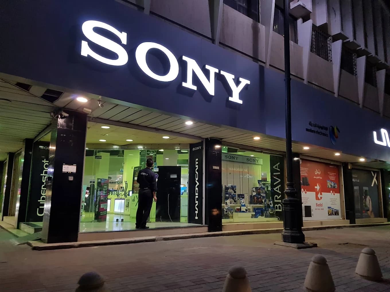 Electronics Retail Store